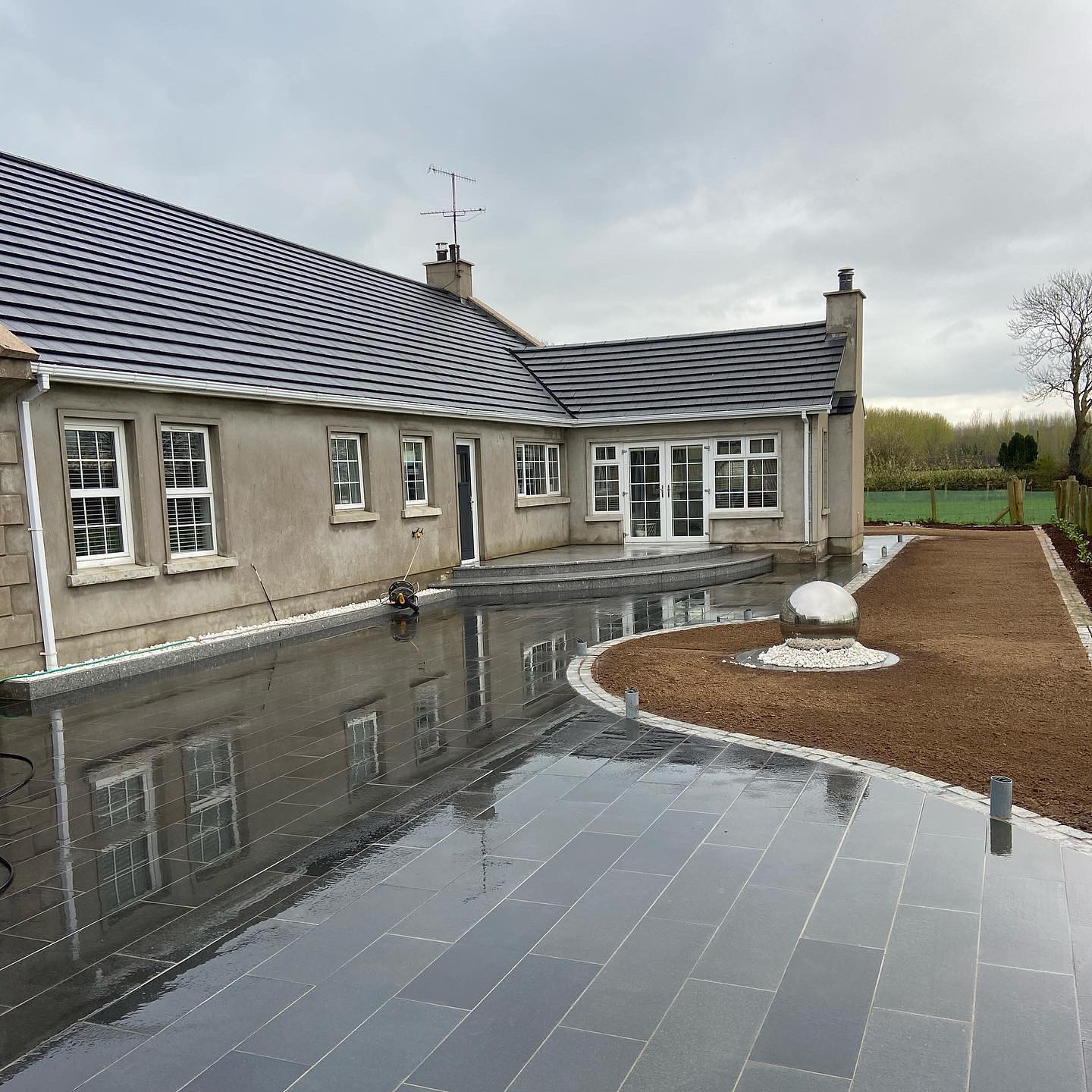Resin driveway with decorative border Comber